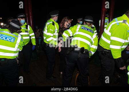 Scènes de colère et arrestations à la veillée de Sarah Everard « Requan ces Streets » tenue à Clapham Common, Londres présentant: Voir où: Londres, Royaume-Uni quand: 13 mars 2021 crédit: Mario Mitsis/WENN Banque D'Images