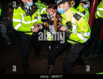 Scènes de colère et arrestations à la veillée de Sarah Everard « Requan ces Streets » tenue à Clapham Common, Londres présentant: Voir où: Londres, Royaume-Uni quand: 13 mars 2021 crédit: Mario Mitsis/WENN Banque D'Images