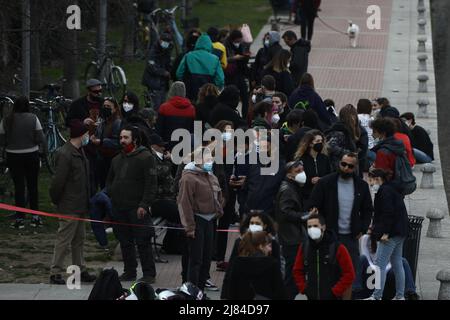 Les foules à Milan, en Italie, apprécient les activités du week-end avant de retourner au confinement, connu sous le nom de « zone rouge », au moins jusqu'au week-end de Pâques pour soulager les infections à coronavirus dans 10 régions en Italie avec: Atmosphère où: Milan, Italie quand: 13 mars 2021 crédit: Mairo Cinquetti/WENN Banque D'Images