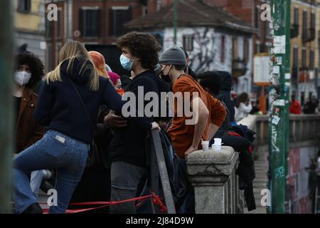 Les foules à Milan, en Italie, apprécient les activités du week-end avant de retourner au confinement, connu sous le nom de « zone rouge », au moins jusqu'au week-end de Pâques pour soulager les infections à coronavirus dans 10 régions en Italie avec: Atmosphère où: Milan, Italie quand: 13 mars 2021 crédit: Mairo Cinquetti/WENN Banque D'Images