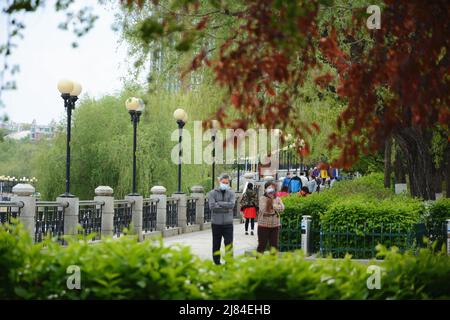 JILIN, CHINE - le 12 MAI 2022 - les gens marchent le long de la rivière Songhua dans la ville de Jilin, province de Jilin, dans le nord-est de la Chine, le 12 mai 2022. À partir de 24:00 o Banque D'Images