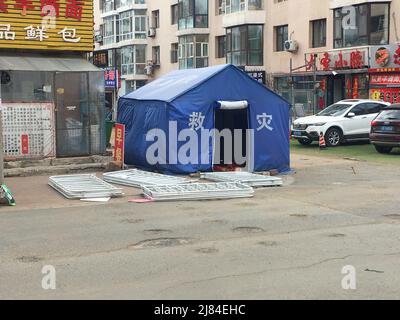 JILIN, CHINE - le 12 MAI 2022 - des clôtures démantelées sont vues dans une communauté de rue de Jilin City, province de Jilin, Chine, le 12 mai 2022. À partir de 24:00 Banque D'Images