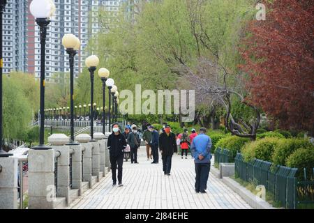 JILIN, CHINE - le 12 MAI 2022 - les gens marchent le long de la rivière Songhua dans la ville de Jilin, province de Jilin, dans le nord-est de la Chine, le 12 mai 2022. À partir de 24:00 o Banque D'Images