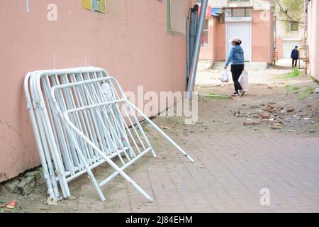 JILIN, CHINE - le 12 MAI 2022 - des clôtures démantelées sont vues dans une communauté de rue de Jilin City, province de Jilin, Chine, le 12 mai 2022. À partir de 24:00 Banque D'Images