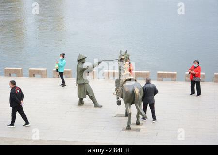 JILIN, CHINE - le 12 MAI 2022 - les gens marchent le long de la rivière Songhua dans la ville de Jilin, province de Jilin, dans le nord-est de la Chine, le 12 mai 2022. À partir de 24:00 o Banque D'Images