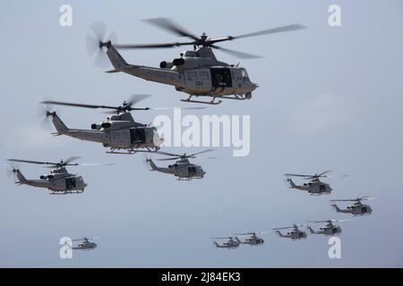 28 avril 2022 - base du corps des Marines Camp Pendleton, Californie, États-Unis - Marines des États-Unis avec la plate-forme UH-1Y Venom et AH-1Z Viper et le Marine Light Attack Helicopter Training Squadron (HMLAT) 303, Marine Aircraft Group 39, 3rd Marine Aircraft Wing effectue un vol de masse au camp de base du corps des Marines Pendleton (Californie), le 28 avril 2022. Le HMLAT-303 est l'escadron de remplacement de la flotte des avions de la série H-1, responsable de l'entraînement des Marines à voler en toute sécurité les hélicoptères d'attaque du corps des Marines. Les Marines avec HMLAT-303 ont démontré les capacités tactiques et la puissance de combat de l'alp H-1 Banque D'Images