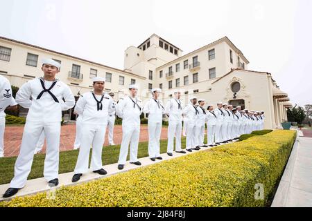 Monterey, Californie, États-Unis. 6th mai 2022. École navale postdoctorale les marins sont les mains devant l'université de la Marine, après le changement saisonnier en blanc d'été. L'École navale postdoctorale offre des études supérieures axées sur la défense, y compris des études classifiées et des recherches interdisciplinaires, afin de faire progresser l'efficacité opérationnelle, le leadership technologique et l'avantage du service naval en matière de lutte contre la guerre. Credit: U.S. Navy/ZUMA Press Wire Service/ZUMAPRESS.com/Alamy Live News Banque D'Images