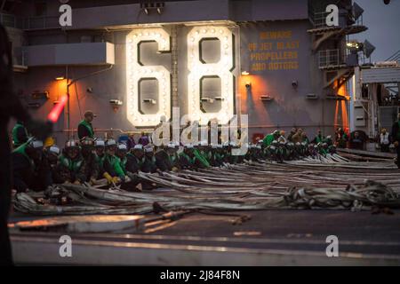 Bremerton, Washington, États-Unis. 4th mai 2022. Les marins affectés au porte-avions USS Nimitz (CVN 68) effectuent des exercices sur le pont de vol pour un problème de disponibilité d'entraînement/d'évaluation finale (TSTA/FEP) sur mesure à la base navale de Kitsap-Bremerton. TSTA/FEP est une évolution de formation en plusieurs phases conçue pour donner à l'équipage une base solide de compétences opérationnelles au niveau de l'unité et pour améliorer la capacité du navire à s'autoentraîner. Nimitz est dans le port en préparation pour les opérations futures. Credit: U.S. Navy/ZUMA Press Wire Service/ZUMAPRESS.com/Alamy Live News Banque D'Images