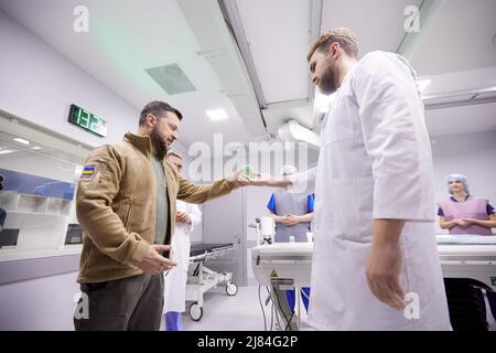 Kiev, Ukraine. 12th mai 2022. Le Président ukrainien VOLODYMYR ZELENSKYY, à gauche, rencontre des médecins lors d'une visite au Centre médical scientifique et pratique récemment construit pour la cardiologie pédiatrique et la chirurgie cardiaque du Ministère de la Santé, crédit: Présidence de l'Ukraine/ZUMA Press Wire Service/ZUMAPRESS.com/Alamy Live News Banque D'Images