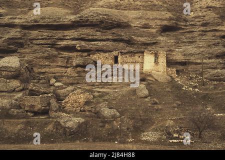 Maison en pierre abandonnée sur les rochers. Banque D'Images