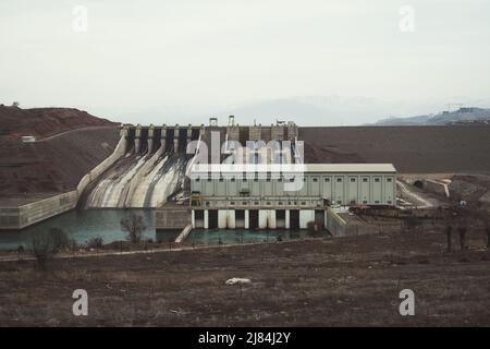 Erzincan, Turquie - 22 février 2022 : barrage de Bagitas et rivière Firat Euphrate Banque D'Images