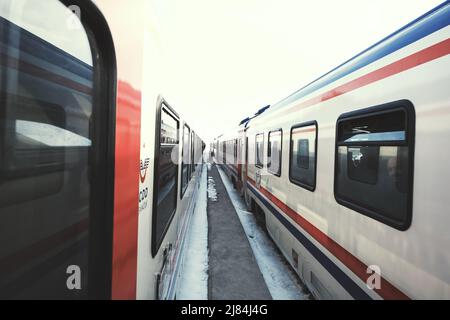 Erzincan, Turquie - 22 février 2022 : trains express de l'est côte à côte Erzincan Turquie Banque D'Images