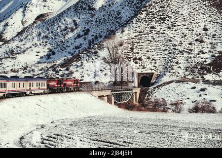 Erzincan, Turquie - 22 février 2022 : train express de l'est et le train est sur le point d'entrer dans le tunnel. Banque D'Images