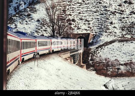 Erzincan, Turquie - 22 février 2022 : train express de l'est et le train est sur le point d'entrer dans le tunnel. Banque D'Images