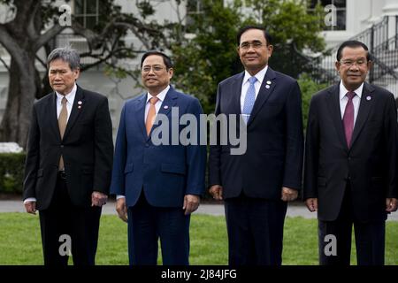 (G à D) Dato Lim Jock Hoi, Secrétaire général de l'Association pour les nations de l'Asie du Sud-est Premier ministre du Vietnam Pham Minh Chinh Premier ministre de Thaïlande Prayut Chan-o-cha et Premier ministre du Cambodge Hun Sen pose avec les dirigeants du Sommet spécial États-Unis-ASEAN lors d'une photo de famille sur la pelouse sud de la Maison Blanche à Washington, DC, le jeudi 12 mai 2022, Biden a accueilli les dirigeants des pays de l'ANASE et le Secrétaire général de l'ANASE à la Maison Blanche, alors que le Sommet spécial États-Unis-ANASE se réunit, le deuxième Sommet spécial depuis 2016. Le sommet devrait aborder la réponse de la COVID-19 Banque D'Images