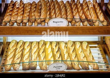 Montréal Canada Québec,Atwater Market rue Saint Ambroise,Boulangerie première boulangerie Moisson présentoir de pain solde loaves intérieur Banque D'Images