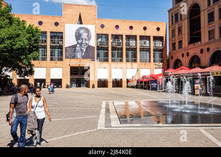 Johannesburg Afrique du Sud, Sandton, Nelson Mandela Square, fontaine publique, Black man male, femme couple, Sandton Library Banque D'Images