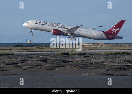 Un avion de Virgin atlantic, un boeing 787, prenant le vol à l'aéroport international de San Francisco (SFO) en Californie. Banque D'Images