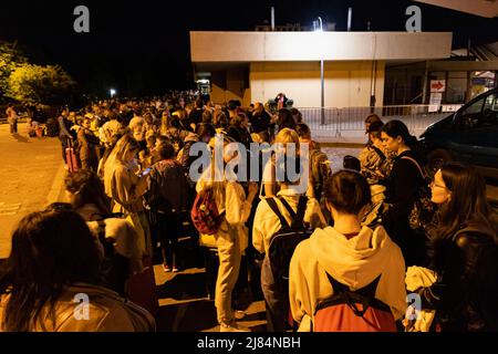 Kiev, Ukraine. 12th mai 2022. Les Ukrainiens ont vu traverser la frontière entre la Pologne et l'Ukraine. Alors que la ligne de front Russie-Ukraine est à présent repoussée vers l'est et le Sud-est, de nombreux Ukrainiens se dirigent maintenant vers l'Ukraine avec l'espoir de vivre une fois de plus en paix. La frontière de la Pologne et de l'Ukraine est inondée d'Ukrainiens entrant dans la gare, et à l'arrivée de nombreuses réunions peuvent être vues. Crédit : SOPA Images Limited/Alamy Live News Banque D'Images