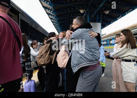 Kiev, Ukraine. 12th mai 2022. Les gens ont vu embrasser leur famille et leurs amis après être arrivés à Kiev de la Pologne. Alors que la ligne de front Russie-Ukraine est à présent repoussée vers l'est et le Sud-est, de nombreux Ukrainiens se dirigent maintenant vers l'Ukraine avec l'espoir de vivre une fois de plus en paix. La frontière de la Pologne et de l'Ukraine est inondée d'Ukrainiens entrant dans la gare, et à l'arrivée de nombreuses réunions peuvent être vues. Crédit : SOPA Images Limited/Alamy Live News Banque D'Images