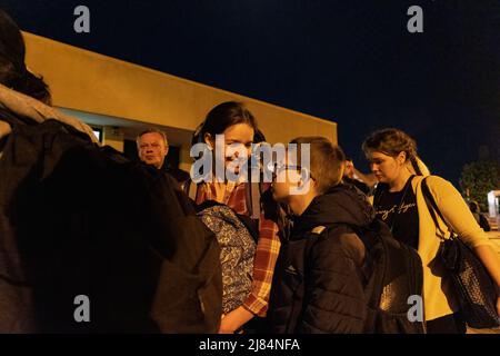 Kiev, Ukraine. 12th mai 2022. Le contrôle des frontières à la frontière entre la Pologne et l'Ukraine est rempli d'Ukrainiens qui voulaient retourner dans leur pays. Alors que la ligne de front Russie-Ukraine est à présent repoussée vers l'est et le Sud-est, de nombreux Ukrainiens se dirigent maintenant vers l'Ukraine avec l'espoir de vivre une fois de plus en paix. La frontière de la Pologne et de l'Ukraine est inondée d'Ukrainiens entrant dans la gare, et à l'arrivée de nombreuses réunions peuvent être vues. (Photo par Dominic Chiu/SOPA Images/Sipa USA) crédit: SIPA USA/Alay Live News Banque D'Images