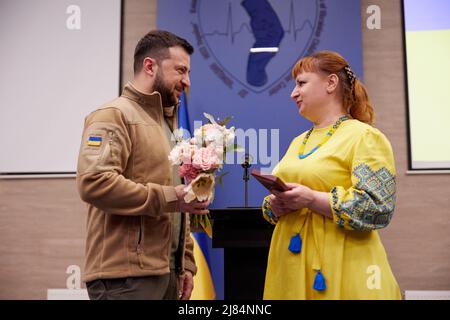 Kiev, Ukraine. 12th mai 2022. Le président ukrainien, VOLODYMYR ZELENSKYY, remet un prix à un travailleur médical lors de la Journée internationale des infirmières lors d'une visite au nouveau Centre médical scientifique et pratique pour la cardiologie pédiatrique et la chirurgie cardiaque du Ministère de la Santé. (Credit image: © Ukraine Presidency/ZUMA Press Wire Service) Banque D'Images