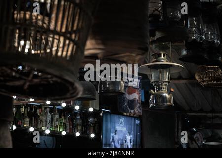 Bangkok, Thaïlande, 01 mai 2022 : ancien lampe à pression au kérosène ou lanterne de tempête ancienne (lampes Hurricane) pendue au plafond pour décorer l'intérieur Banque D'Images