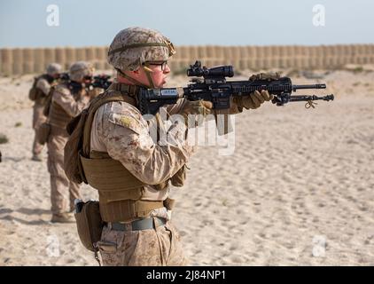 Ras AL QARAIN, Bahreïn (11 mai 2022) – Une marine américaine affectée au commandement central de l'équipe de sécurité antiterrorisme de la flotte (FASTCENT) participe à un tir en direct lors de l'exercice Neon Defender 22 à Bahreïn, en mai 11. Neon Defender est un événement d'entraînement bilatéral annuel entre le Commandement central des Forces navales des États-Unis et Bahreïn. L'exercice se concentre sur les opérations de sécurité maritime, la défense de l'installation et l'intervention médicale. (É.-U. Photo du corps marin par Sgt. Benjamin McDonald) Banque D'Images