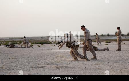 Ras AL QARAIN, Bahreïn (11 mai 2022) – Marines des États-Unis affectés au commandement central de l'équipe de sécurité antiterrorisme de la flotte (FASTCENT) participent à un tir en direct lors de l'exercice Neon Defender 22 à Bahreïn, en mai 11. Neon Defender est un événement d'entraînement bilatéral annuel entre le Commandement central des Forces navales des États-Unis et Bahreïn. L'exercice se concentre sur les opérations de sécurité maritime, la défense de l'installation et l'intervention médicale. (É.-U. Photo du corps marin par Sgt. Benjamin McDonald) Banque D'Images