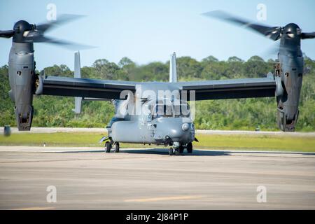 Un CV-22 Osprey piloté par le lieutenant général de la Force aérienne américaine Brad Webb, commandant du Commandement de l'éducation et de l'instruction aériennes, taxis sur la ligne de vol le 10 mai 2022, à Hurlburt Field, Fla Webb a servi comme commandant du Commandement des opérations spéciales de la Force aérienne avant d'assumer la direction de l'AETC. (É.-U. Photo de la Force aérienne par le premier Airman Jonathan Valdes Montijo) Banque D'Images