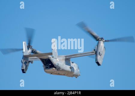 Le lieutenant-général de la Force aérienne des États-Unis Brad Webb, commandant du Commandement de l'éducation et de l'entraînement aériens, survole la ligne de vol dans un CV-22 Osprey le 10 mai 2022, à Hurlburt Field, Fla Webb a servi comme commandant du Commandement des opérations spéciales de la Force aérienne avant d'assumer la direction de l'AETC. (É.-U. Photo de la Force aérienne par le premier Airman Jonathan Valdes Montijo) Banque D'Images