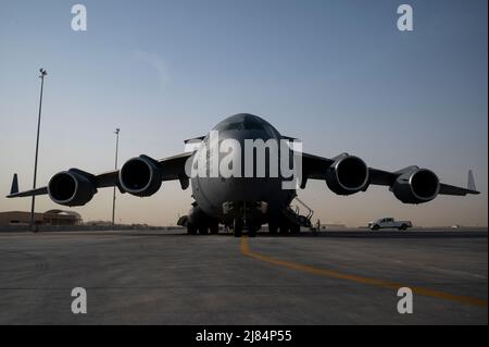 Un C-17 Globemaster III, affecté à l'escadron de transport aérien expéditionnaire 816th, se prépare au vol Al Udeid Air base (Qatar), le 24 avril 2022. L'EAS 816th, déployé avec la neuvième Force aérienne (Air Force Central), est responsable de la livraison du fret et du personnel aux bases des forces des États-Unis et des pays partenaires, fournissant l'énergie aérienne à la zone de responsabilité du Commandement central des États-Unis. (É.-U. Photo de la Force aérienne par le sergent d'état-major. Christian Sullivan) Banque D'Images