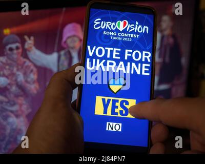 Eurovision vote par téléphone, vote pour l'Ukraine, application fictive Eurosong pour la télévision sur smartphone. Orchestre de Kalush. Banque D'Images