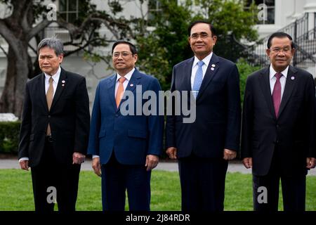 (De gauche à droite); Dato Lim Jock Hoi, Secrétaire général de l'Association pour les nations de l'Asie du Sud-est; Premier Ministre du Vietnam Pham Minh Chinh; Premier Ministre de Thaïlande Prayut Chan-o-cha; et Premier Ministre du Cambodge Hun Sen; Posez avec les dirigeants du Sommet spécial Etats-Unis-ASEAN lors d'une photo de famille sur la pelouse sud de la Maison Blanche à Washington, DC, Etats-Unis, 12 mars 2022. LE président AMÉRICAIN Joe Biden a accueilli les dirigeants des pays de l'ANASE et le secrétaire général de l'ANASE à la Maison Blanche, alors que le Sommet spécial États-Unis-ANASE se réunit, le deuxième Sommet spécial depuis 2016. Le sommet devrait s'adresser au CO Banque D'Images