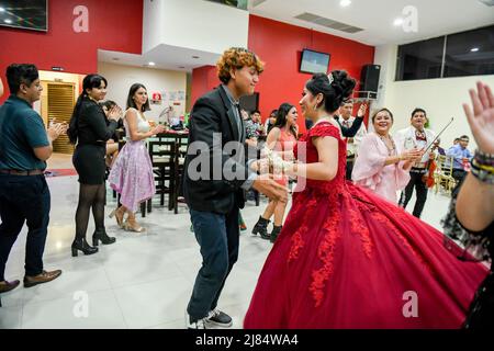 Les amis et la famille célèbrent la Quinceañera de l'anniversaire de 15th d'une fille mexicaine. Cette occasion spéciale est célébrée par les filles dans toute l'Amérique latine / Campeche, Mexique Banque D'Images