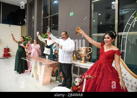 Les amis et la famille assistent à la célébration de Quinceañera d'une fille qui a atteint ses 15th ans à Campeche, Mexique Banque D'Images