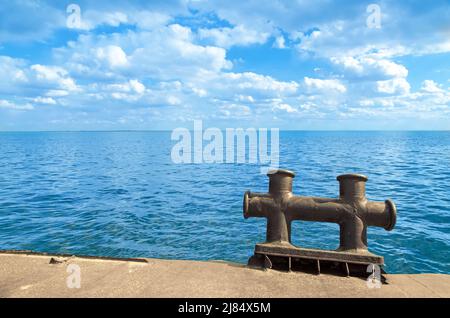 Croix de bollard de mouillage double sur un fond de la mer. Banque D'Images