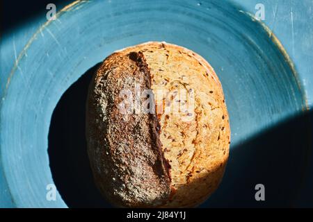 Pain de blé maison aux graines de lin. Le concept de pain maison et de nourriture saine. Vue de dessus. Pose à plat. Banque D'Images