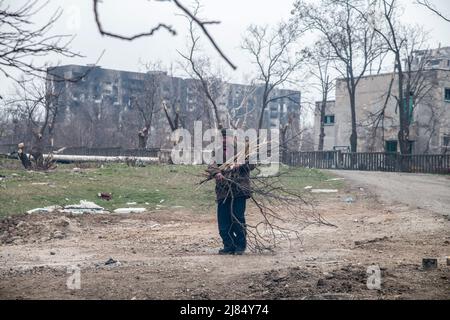 Marioupol, Ukraine. 03rd avril 2022. Un homme rassemble du bois de chauffage pour brûler du carburant car Mariupol reste sans électricité ou chauffage. La bataille entre les forces russes et pro-russes et les forces ukrainiennes en déférence, sous la direction du bataillon Azov, se poursuit dans la ville portuaire de Marioupol. Crédit : SOPA Images Limited/Alamy Live News Banque D'Images