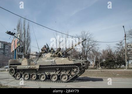 Marioupol, Ukraine. 29th mars 2022. Des soldats russes sur un véhicule de combat d'infanterie BMP-3 traversent le centre de Marioupol. La bataille entre les forces russes et pro-russes et les forces ukrainiennes en déférence, sous la direction du bataillon Azov, se poursuit dans la ville portuaire de Marioupol. Crédit : SOPA Images Limited/Alamy Live News Banque D'Images