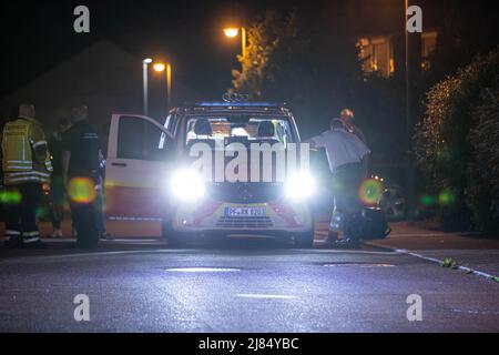 Eberdingen, Allemagne. 13th mai 2022. Un véhicule d'ambulance se trouve dans une rue à Eberdingen. Un homme de 35 ans a tué son partenaire et une fille de six ans, puis lui-même à Eberdingen (district de Ludwigsburg), selon les premiers résultats de la police. Les secouristes ont également emmené un garçon de quatre ans gravement blessé à l'hôpital vendredi soir. Crédit : Simon Adomat/vmd-images/dpa/Alamy Live News Banque D'Images