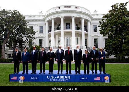 Washington, DC, Etats-Unis, 12 mai 2022. LE Président AMÉRICAIN Joe Biden (C) pose avec les dirigeants du Sommet spécial États-Unis-ASEAN lors d'une photo de famille sur la pelouse sud de la Maison Blanche à Washington, DC, Etats-Unis, 12 mai 2022. Également sur cette photo (de gauche à droite); Dato Lim Jock Hoi, Secrétaire général de l'Association pour les nations de l'Asie du Sud-est; Premier Ministre du Vietnam Pham Minh Chinh; Premier Ministre de la Thaïlande Prayut Chan-o-cha; Premier Ministre du Cambodge Hun Sen; Sultan Haji Hassanal Bolkiah de Brunei; Président de l'Indonésie Joko Widodo; Premier ministre de la République de Singapour Lee Hsien Loong; Premier ministre Banque D'Images