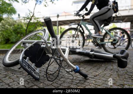 Berlin, Allemagne. 12th mai 2022. Un vélo de location de la compagnie Nextbike est couché sur le trottoir. Credit: Monika Skolimowska/dpa/Alay Live News Banque D'Images