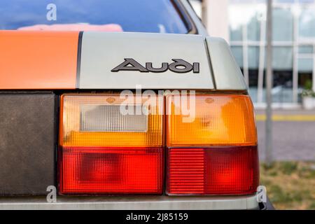 Gros plan du logo Audi, des feux arrière et des feux stop d'un ancien modèle de voiture allemand classique: Riga, Lettonie - 31 juillet 2021 Banque D'Images