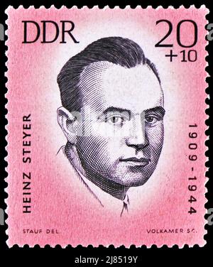 MOSCOU, RUSSIE - 10 AVRIL 2022 : le timbre-poste imprimé en Allemagne montre Heinz Steier (1909-1944), série des athlètes antifascistes assassinés, vers 963 Banque D'Images