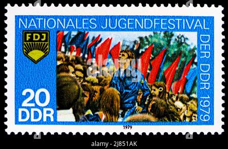 MOSCOU, RUSSIE - 10 AVRIL 2022: Timbre-poste imprimé en Allemagne montre Rally of the FDJ, Festival national de la Jeunesse, série Berlin, vers 1979 Banque D'Images