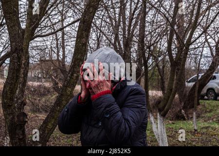 Lipovka, Ukraine. 10th avril 2022. Une femme pleure lorsque la police arrive pour recueillir le corps de son fils mort pour enquête. Selon sa famille, l'homme a été empoisonné par des soldats russes.Lipovka est une petite ville de la région de Bucha située à 60 km à l'ouest de la capitale. Une zone complète de petits villages qui n'ont pas de lumière, d'eau, de gaz, de chaleur et de communication depuis plus d'un mois. Lipovka a été détruite par environ 40%, des meurtres de masse de civils par les occupants russes ont été enregistrés, des infrastructures ont été détruites, des territoires ont été extraits. (Image de crédit : © Rick Mave/SOPA IMA Banque D'Images