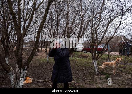 Lipovka, Ukraine. 10th avril 2022. Une femme pleure lorsque la police arrive pour recueillir le corps de son fils mort pour enquête. Selon sa famille, l'homme a été empoisonné par des soldats russes.Lipovka est une petite ville de la région de Bucha située à 60 km à l'ouest de la capitale. Une zone complète de petits villages qui n'ont pas de lumière, d'eau, de gaz, de chaleur et de communication depuis plus d'un mois. Lipovka a été détruite par environ 40%, des meurtres de masse de civils par les occupants russes ont été enregistrés, des infrastructures ont été détruites, des territoires ont été extraits. (Image de crédit : © Rick Mave/SOPA IMA Banque D'Images