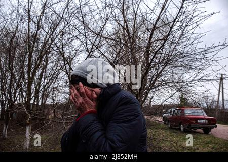 Lipovka, Ukraine. 10th avril 2022. Une femme pleure lorsque la police arrive pour recueillir le corps de son fils mort pour enquête. Selon sa famille, l'homme a été empoisonné par des soldats russes.Lipovka est une petite ville de la région de Bucha située à 60 km à l'ouest de la capitale. Une zone complète de petits villages qui n'ont pas de lumière, d'eau, de gaz, de chaleur et de communication depuis plus d'un mois. Lipovka a été détruite par environ 40%, des meurtres de masse de civils par les occupants russes ont été enregistrés, des infrastructures ont été détruites, des territoires ont été extraits. (Image de crédit : © Rick Mave/SOPA IMA Banque D'Images