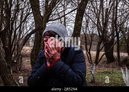 Lipovka, Ukraine. 10th avril 2022. Une femme pleure lorsque la police arrive pour recueillir le corps de son fils mort pour enquête. Selon sa famille, l'homme a été empoisonné par des soldats russes.Lipovka est une petite ville de la région de Bucha située à 60 km à l'ouest de la capitale. Une zone complète de petits villages qui n'ont pas de lumière, d'eau, de gaz, de chaleur et de communication depuis plus d'un mois. Lipovka a été détruite par environ 40%, des meurtres de masse de civils par les occupants russes ont été enregistrés, des infrastructures ont été détruites, des territoires ont été extraits. (Image de crédit : © Rick Mave/SOPA IMA Banque D'Images